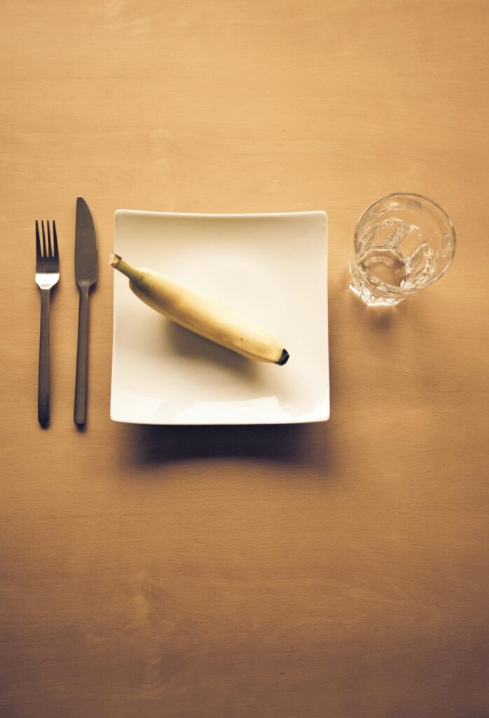Foto de Markus Spiske: https://www.pexels.com/pt-br/foto/pao-branco-em-prato-de-ceramica-branca-ao-lado-de-copo-transparente-94436/
